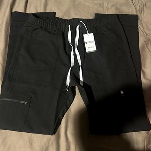 Men’s black cairo cargo figs scrub pants, size medium & regular length.
